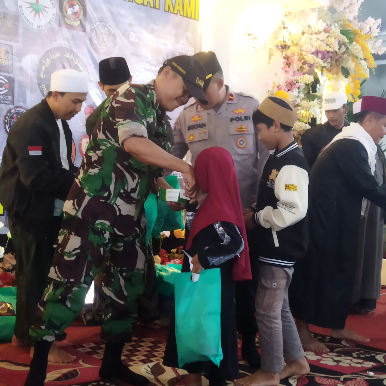 SERTU SUGIHARTO IKUTI KEGIATAN SANTUNAN ANAK YATIM PIATU DI PONPES DARUL ANWAR