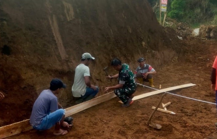 BABINSA DESA CIBULAKAN BERSAMA WARGA, MELEBAR JALAN UNTUK MASA DEPAN YANG LEBIH BAIK
