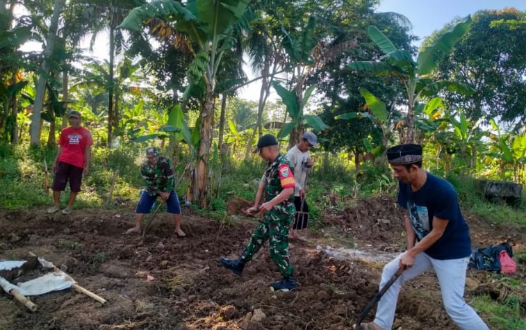 PELTU GIAN SUAGIARTO BERSAMA WARGA, TUMPUKAN KEBERSAMAAN DALAM KARYA BAKTI UNTUK KEMAKMURAN MASJID