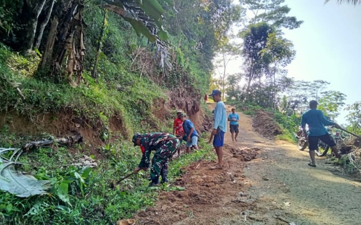 BERSAMA WARGA, BABINSA DESA WARGASARI LAKSANAKAN KARNA BAKTI UNTUK KEBERSIHAN DAN KESEHATAN