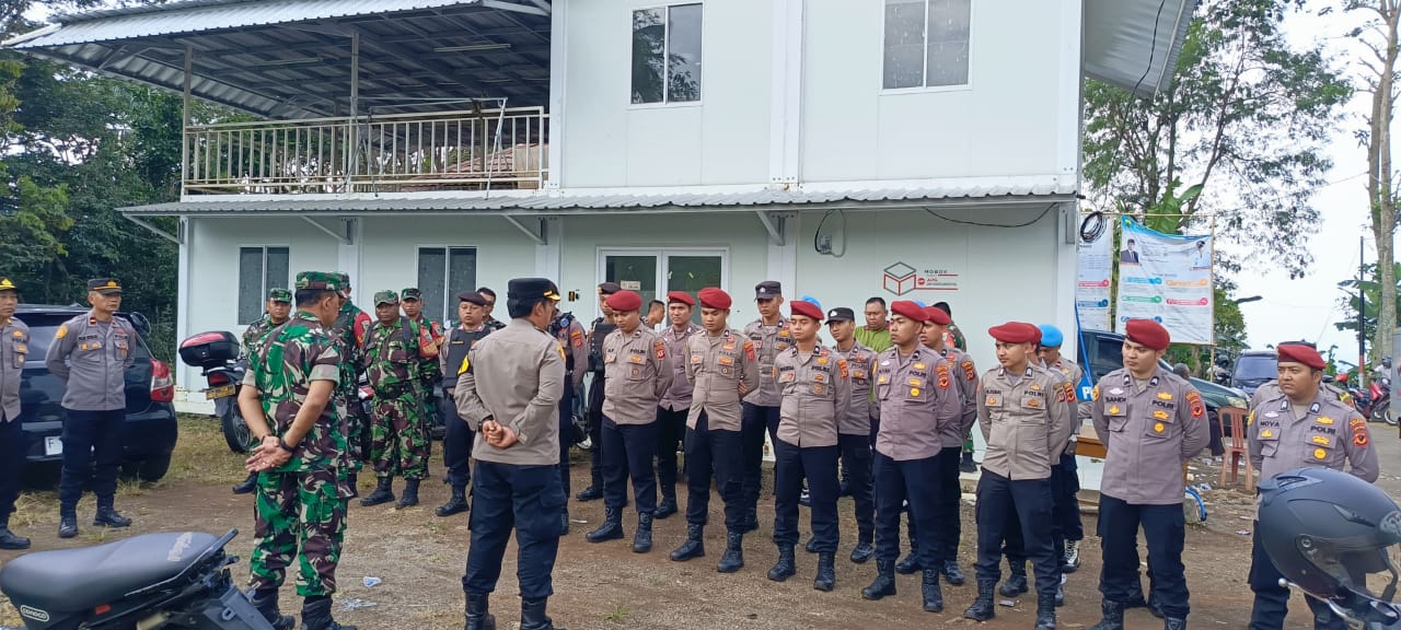 ANGGOTA KORAMIL 0608-05/CUGENANG AMANKAN AUDIENSI ANTARA FORUM MASYARAKAT BERSUARA DENGAN KEPALA DESA WANGUNJAYA
