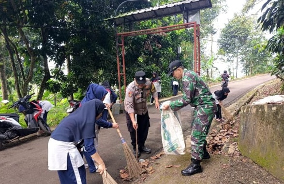 BABINSA DESA LEUWIKOJA BERGERAK, KARYA BAKTI UNTUK KEMAJUAN DESA
