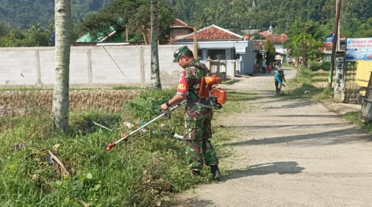 BABINSA DESA GIRIMUKTI TURUN KE LAPANGAN, BERSIH-BERSIH JALAN LINGKUNGAN UNTUK KENYAMANAN WARGA