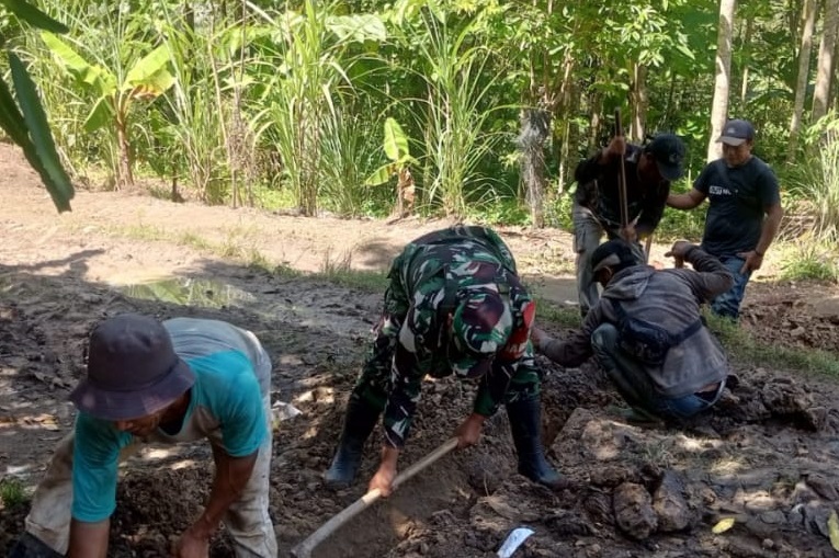 BABINSA DESA NEGLASARI TURUN KE LAPANGAN, KARYA BAKTI UNTUK KESEJAHTERAAN WARGA