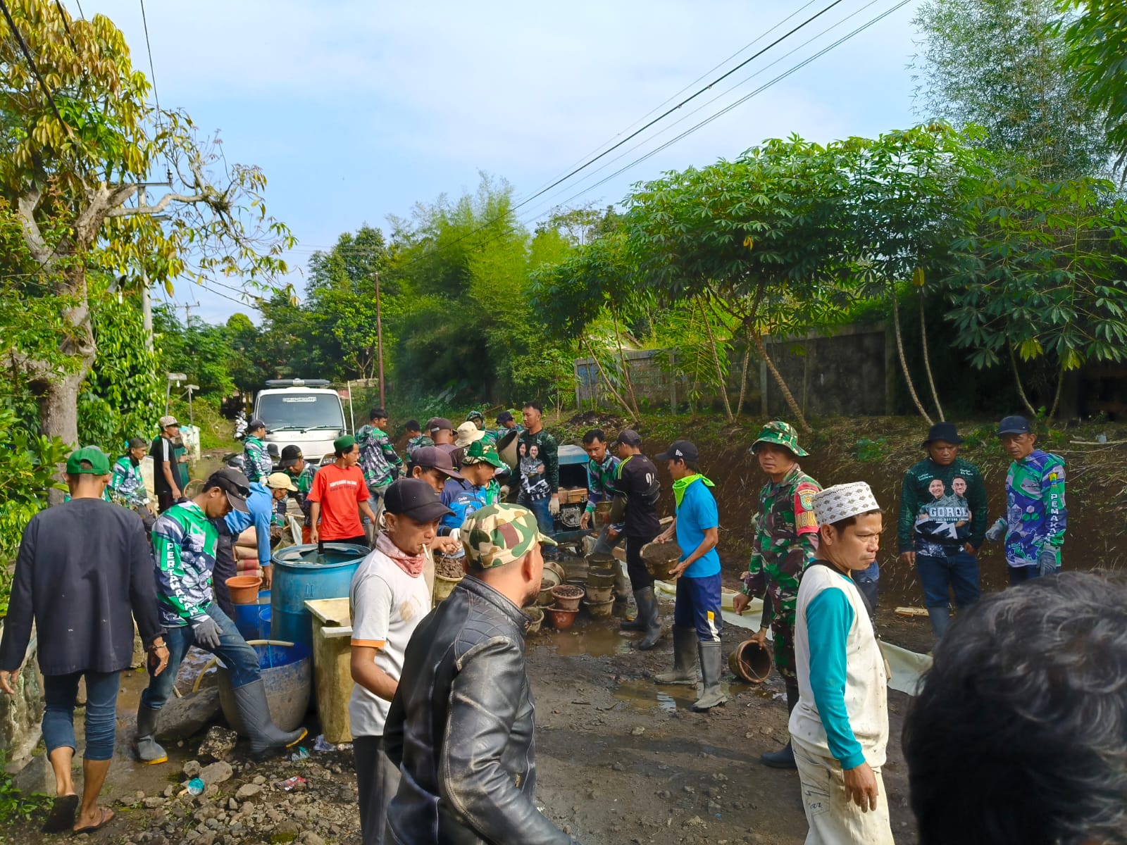 BABINSA SUKARAHARJA TURUN KE LAPANGAN, IKUT KARYA BHAKTI GOROL UNTUK KEMAJUAN DESA
