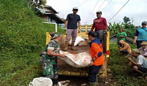 BABINSA SUKAMEKAR TURUNKAN SEMANGAT MASYARAKAT DALAM KARYA BAKTI PENGANGKUTAN SAMPAH