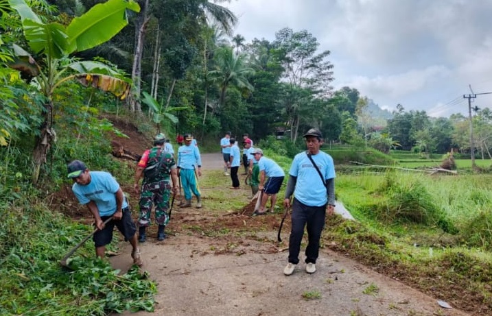 BABINSA WARGA ASIH TURUNKAN SEMANGAT GOTONG ROYONG WARGA DALAM KARYA BAKTI PEMBERSIHAN JALAN