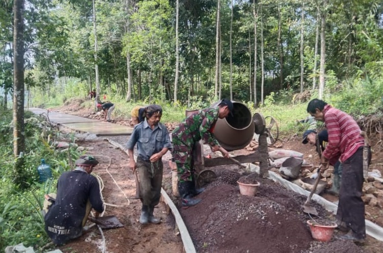 BABINSA SALAGEDANG TUMPUKAN SEMANGAT GOTONG ROYONG WARGA DALAM KARYA BAKTI PENGECORAN JALAN