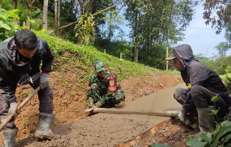 BABINSA MEKARJAYA TURUNKAN SEMANGAT WARGA DALAM KARYA BAKTI PENGECORAN JALAN