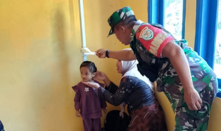 PERKUAT KESEHATAN IBU DAN ANAK, BABINSA KARYAMUKTI DAMPINGI KEGIATAN POSYANDU