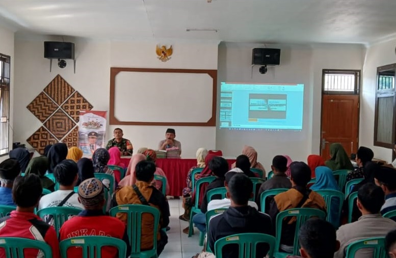 BABINSA PADALUYU SOSIALISASIKAN KEBERSIHAN LINGKUNGAN KEPADA WARGA