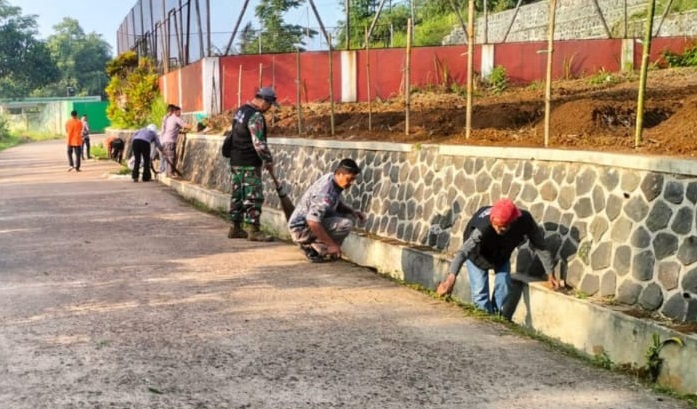 BERSAMA MEMBERSIHKAN DESA, BABINSA CIDADAP TURUN KE JALAN UNTUK KEINDAHAN