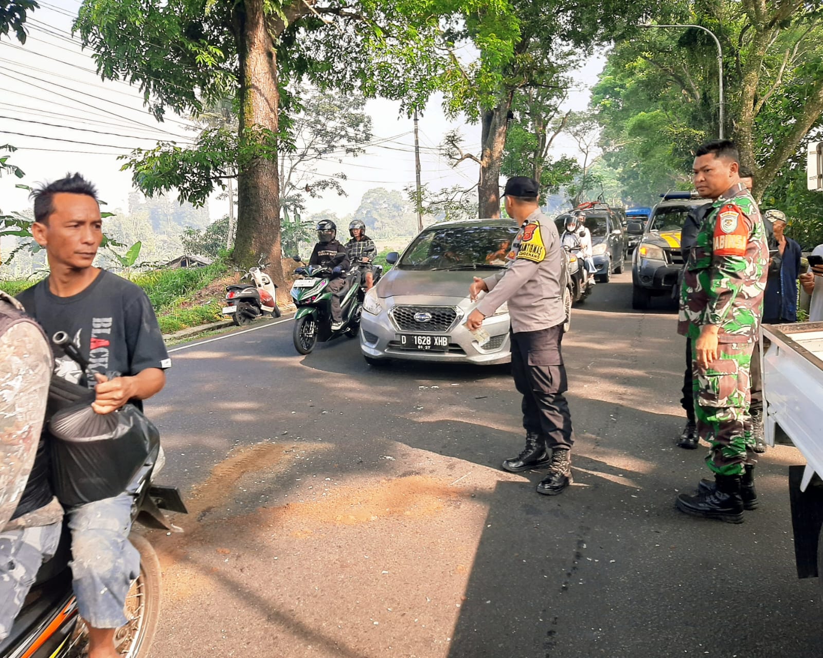 ANGGOTA KORAMIL 05/CUGENANG KOPTU JOKO SANTOSO TURUT MENANGANI KASUS LAKA LALIN DI JALUR CIPANAS – CIANJUR
