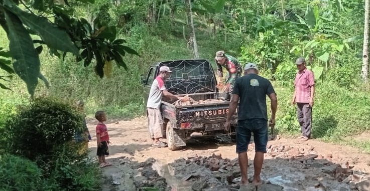 BERSAMA MEMBANGUN INFRASTRUKTUR, BABINSA TALAGASARI TURUN KE JALAN UNTUK PERBAIKAN