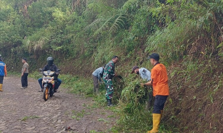BERSAMA MEMBANGUN DESA, BABINSA HEGARMANAH TURUN KE JALAN UNTUK KEBERSIHAN