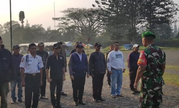 BABINSA DESA KAWUNG LUWUK SERDA HARYONO LAKSANAKAN PEMBINAAN TERHADAP SECURITY TAMAN BUNGA NUSANTARA
