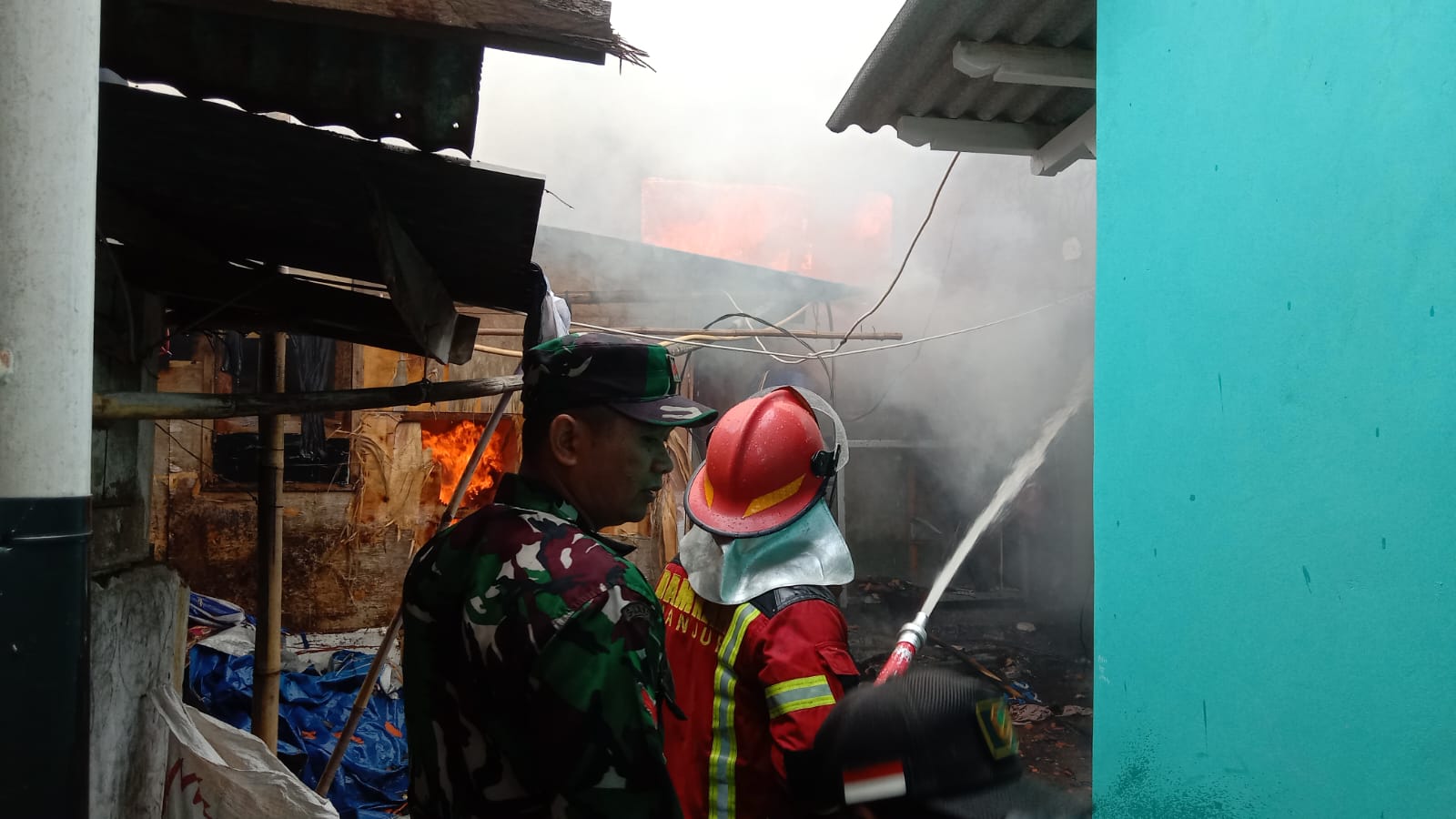KOPTU IRWAN BERSAMA TIM SAR DAN DAMKAR CIPANAS BERHASIL PADAMKAN KEBAKARAN RUMAH DI CIBODAS