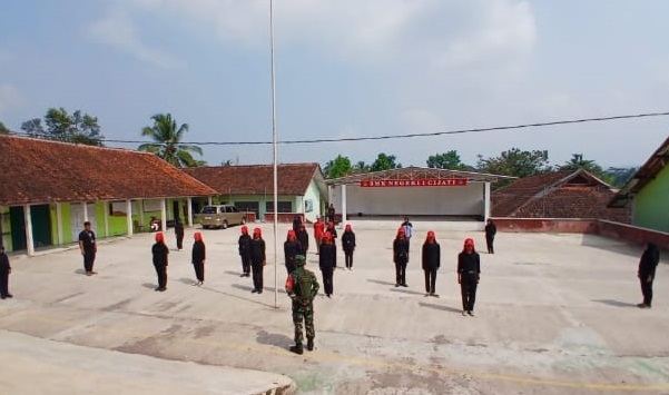 BABINSA DESA PADAASIH SERDA RANDI PURWAJI LAKSANAKAN PENGECEKAN KESIAPAN MPLS DI SMKN 1 CIJATI