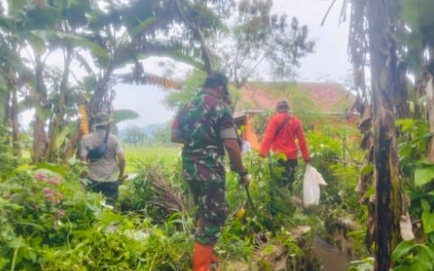 BABINSA DESA KERTAMUKTI SERDA SYUKRI LAKSANAKAN KARYA BAKTI PEMBERSIHAN SALURAN IRIGASI