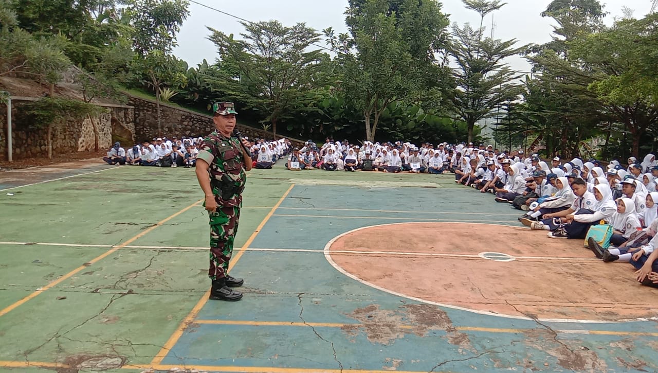 DANRAMIL CIKALONGKULON HADIRI DAN MEMBERIKAN DUKUNGAN KEGIATAN MPLS SMKN 1 CIKALONGKULON