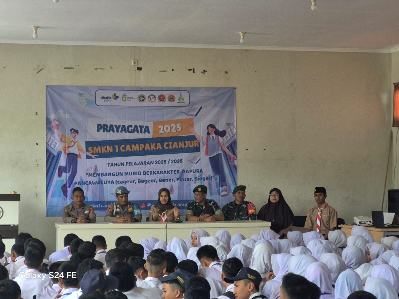 BABINSA SERDA AHMAD HADIRI KEGIATAN MPLS DI SMKN 1 CAMPAKA