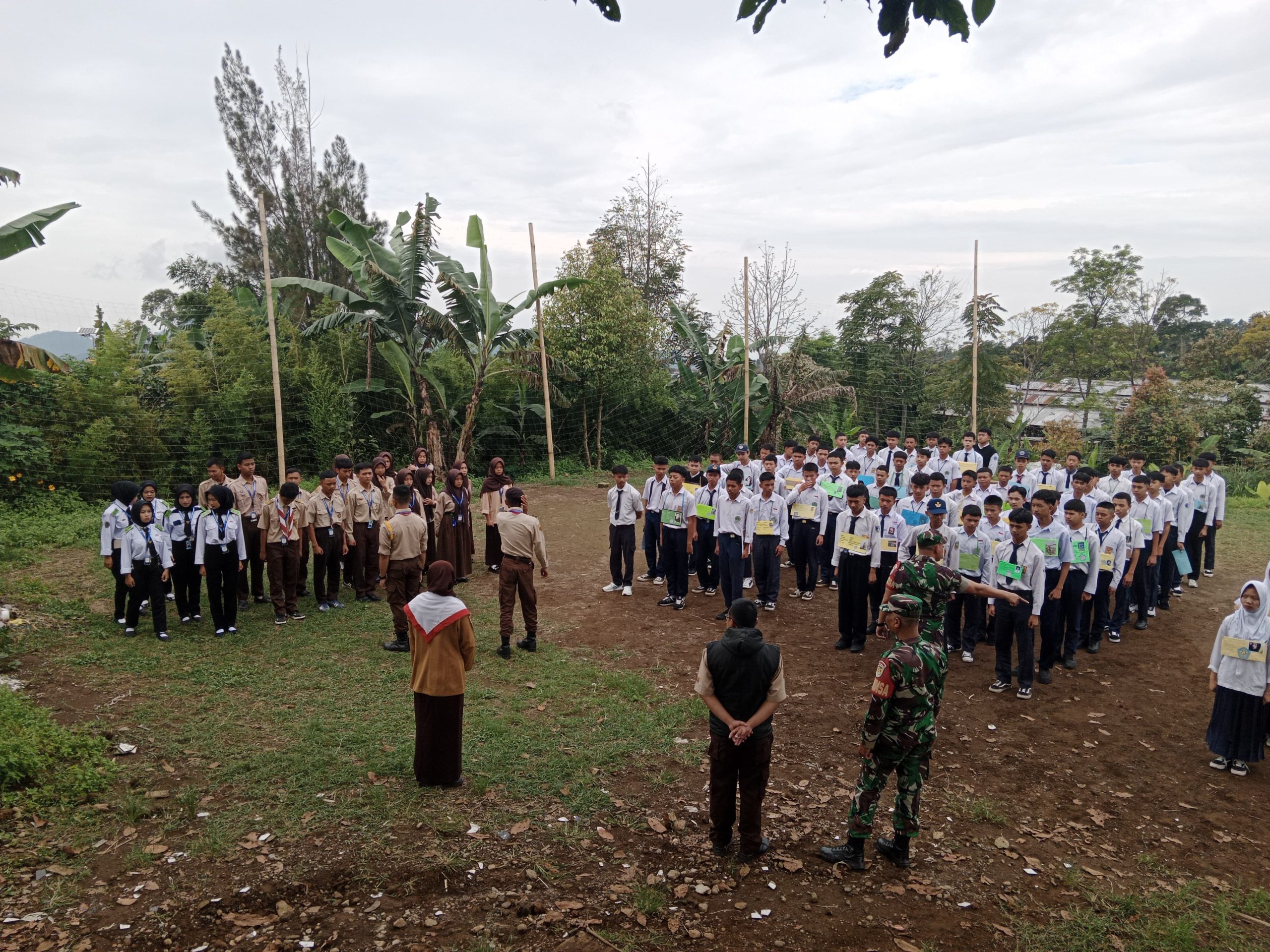 BABINSA KORAMIL 0608-04/CIPANAS HADIRI UPACARA PEMBUKAAN MPLS SMKN 2 PACET