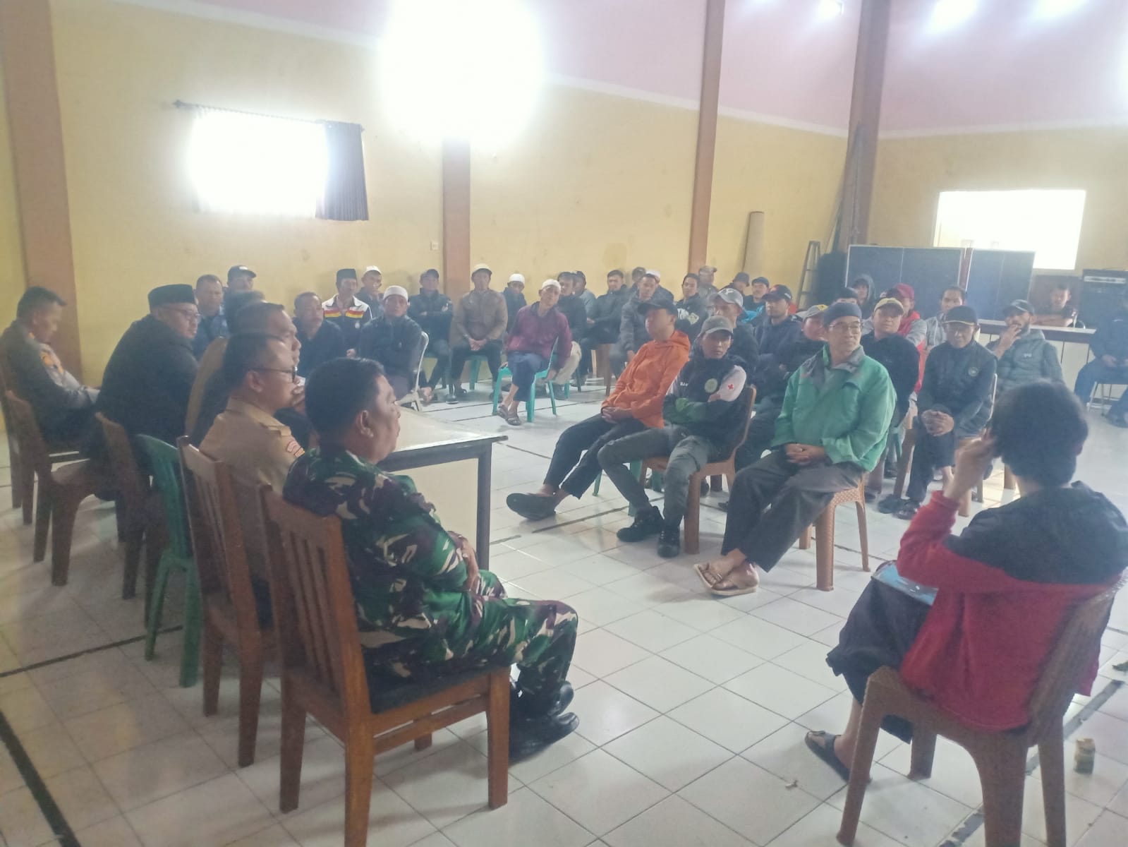 DANRAMIL 0608-04/CIPANAS TURUN TANGAN, MUSYAWARAH WARGA MASYARAKAT DESA SINDANGJAYA DAN SUKATANI TERKAIT VERIFIKASI LAPANGAN PSN