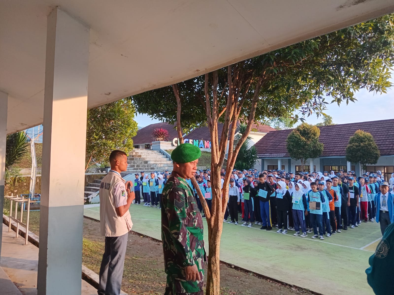 SERKA HENDRIK KORAMIL 0608-05/CUGENANG BERIKAN MATERI WASNAB DAN PBB KEPADA SISWA MPLS SMKN 1 CUGENANG