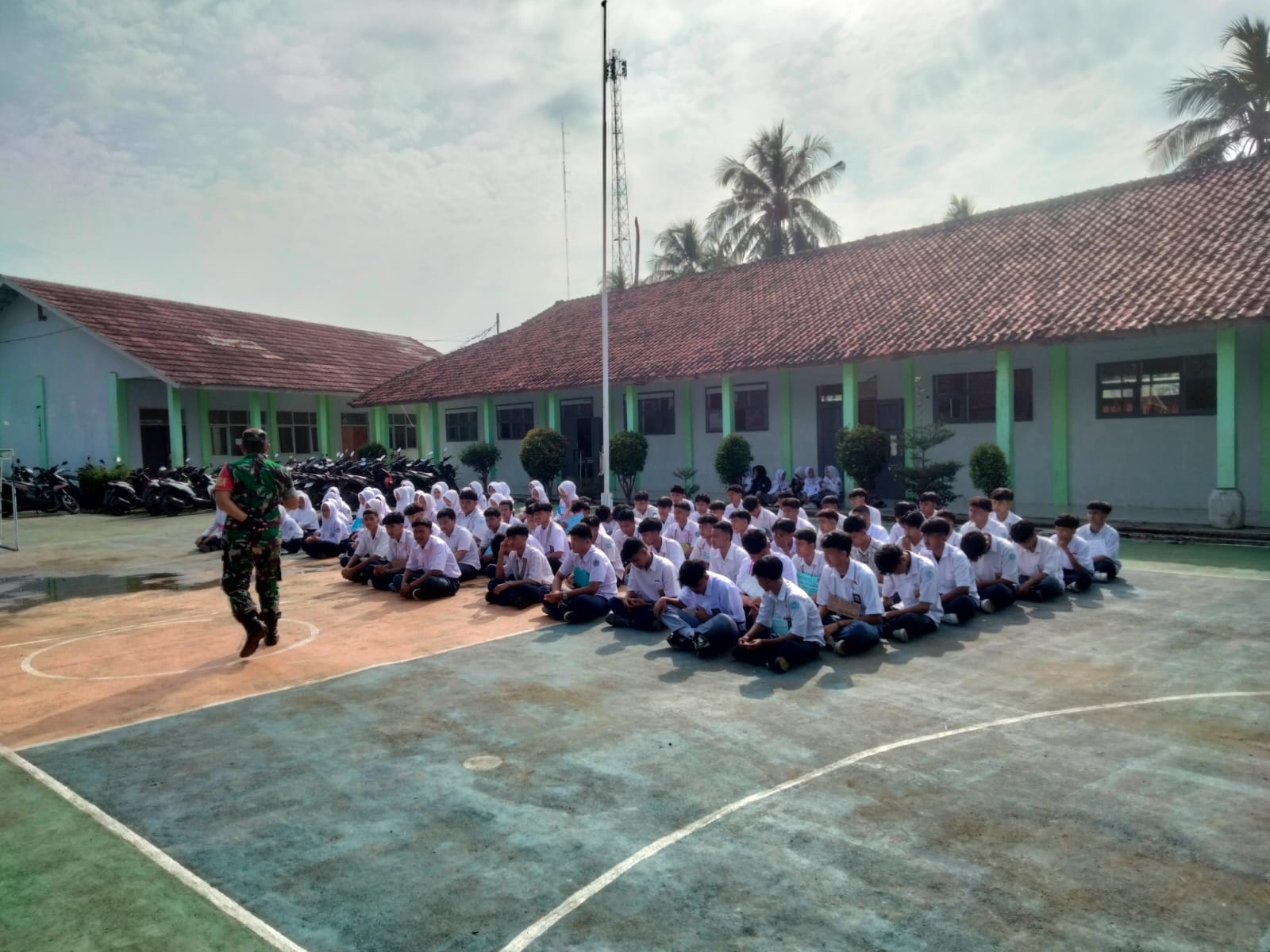 ANGGOTA KORAMIL 0608-18/AGRABINTA BERIKAN MATERI BELA NEGARA DAN WAWASAN KEBANGSAAN KEPADA SISWA MPLS SMKN 1 AGRABINTA