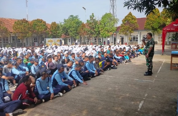 DANRAMIL 0608-11/BOJONGPICUNG BERIKAN MATERI WAWASAN KEBANGSAAN DAN BELA NEGARA KEPADA SISWA BARU SMKN 1 BOJONGPICUNG