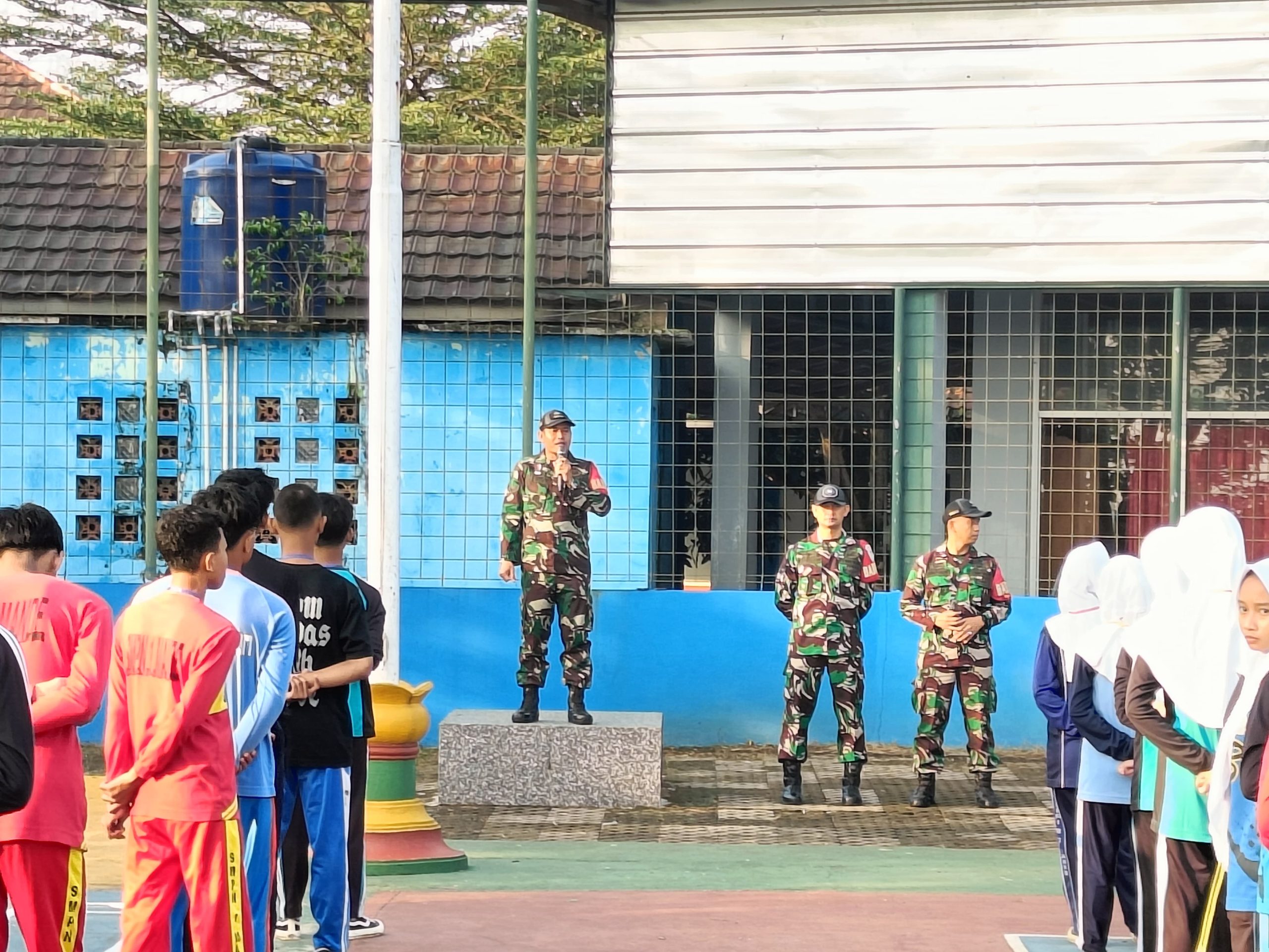BABINSA KORAMIL MANDE TURUN KE LAPANGAN, BERIKAN PEMBINAAN WASBANG DAN PBB KEPADA SISWA MPLS SMA NEGRI 1 MANDE