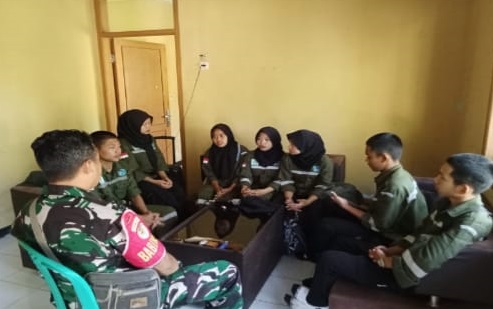 BABINSA DESA SUKAMEKAR SERDA SUGENG WAHYUDI JALIN KOMUNIKASI SOSIAL DENGAN SISWA PKL SMK KEHUTANAN