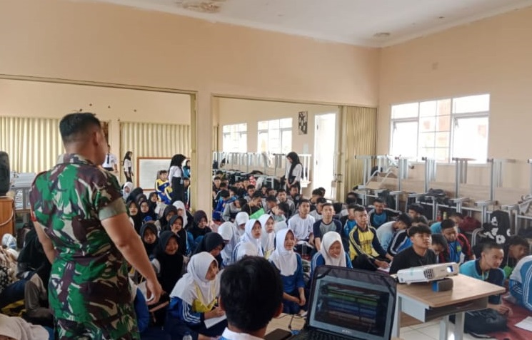 SERDA STEVEN ANGGOTA KORAMIL 0608-04/CIPANAS BERIKAN MATERI WAWASAN KEBANGSAAN KEPADA SISWA SMKN 2 PACET