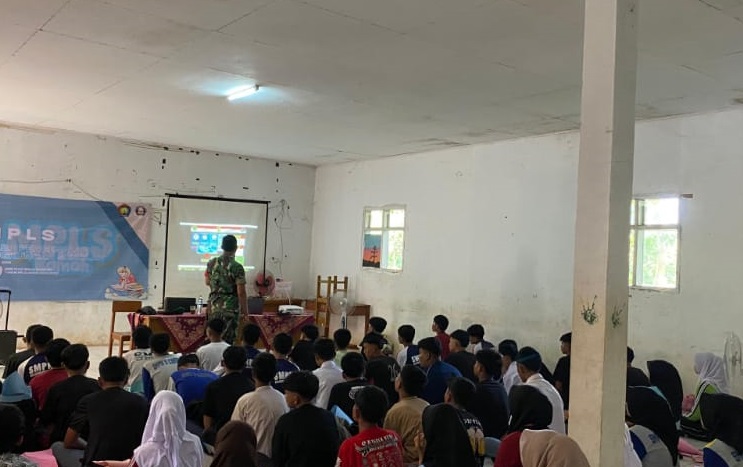 BABINSA DESA CIKONDANG SERKA ADHI WIBOWO BERIKAN MATERI WAWASAN KEBANGSAAN KEPADA SISWA SMK PLUS INSAN MANDIRI