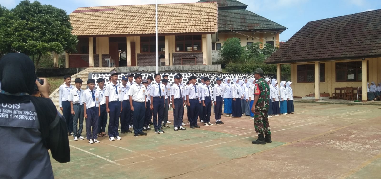 KOPKA SUPRIYANTO ANGGOTA KORAMIL 0608-13/PAGELARAN DAMPINGI KEGIATAN MPLS DI SMA N 1 PASIR KUDA
