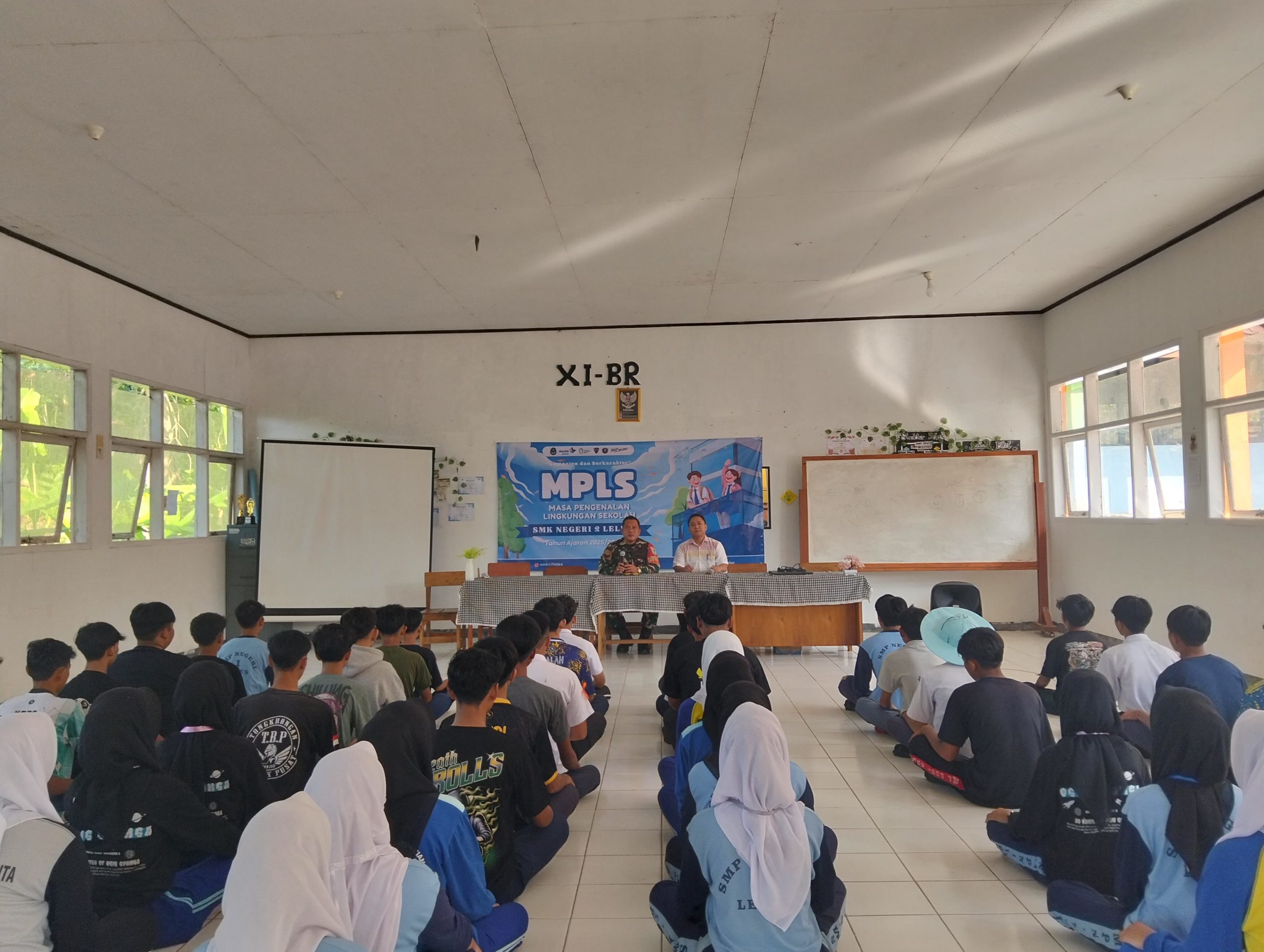 SERTU ANDRI NUGRAHA BERIKAN MATERI BAHAYA JUDI ONLINE DAN NAPZA KEPADA SISWA MPLS SMKN 2 LELES