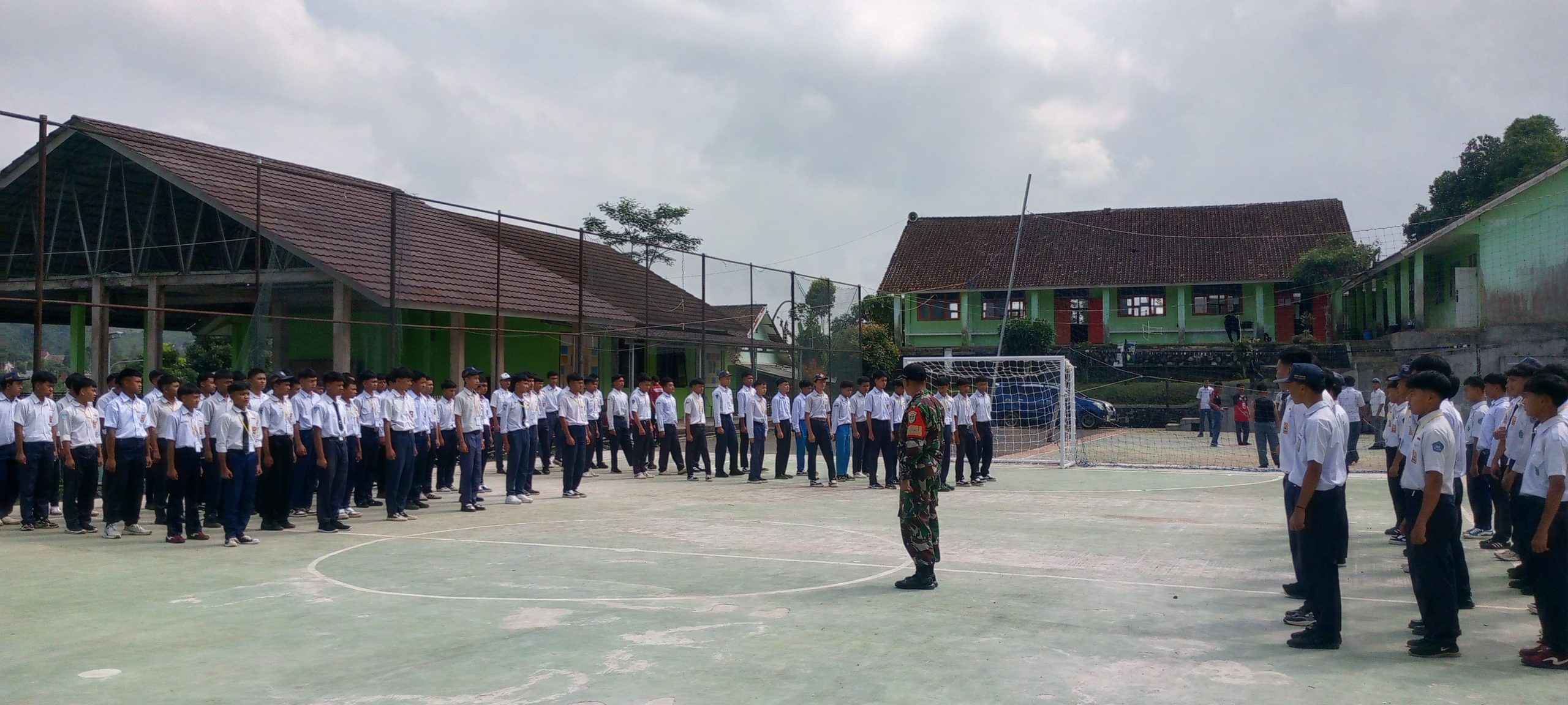 SERMA YAYA SUNARYA BERIKAN MATERI BELA NEGARA DAN WASBANG KEPADA SISWA MPLS SMKN 1 TAKOKAK