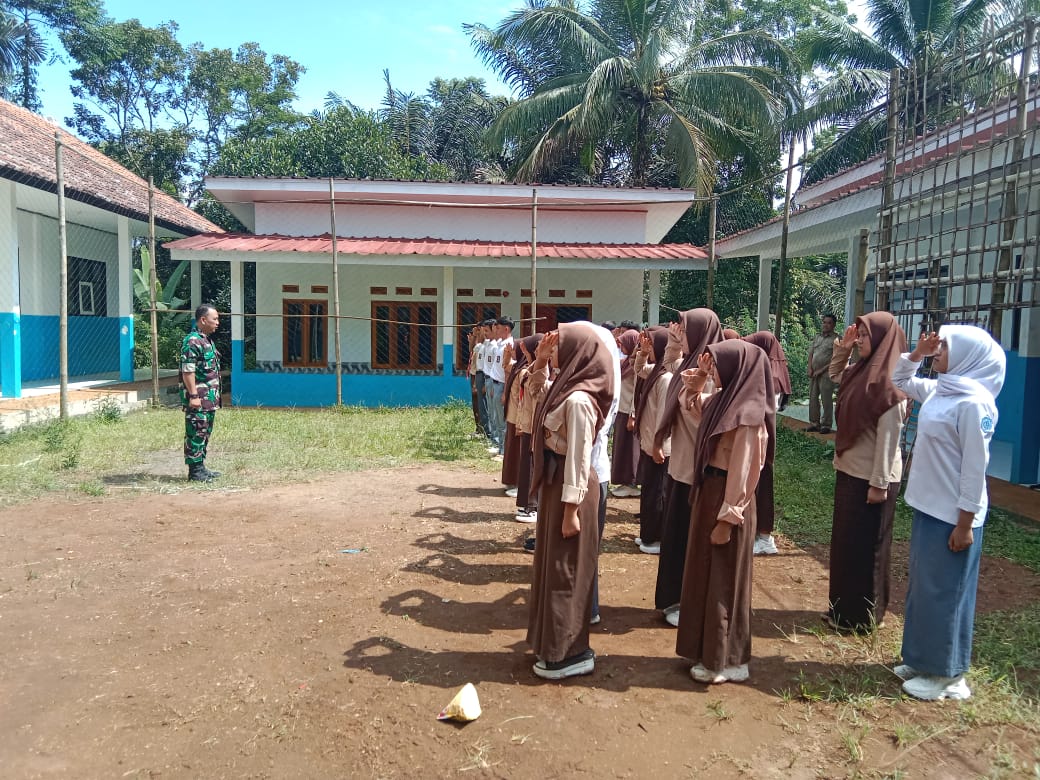 ANGGOTA KORAMIL 0608-16/CIBINONG BERIKAN MATERI MPLS DI SMA SULTAN AGUNG