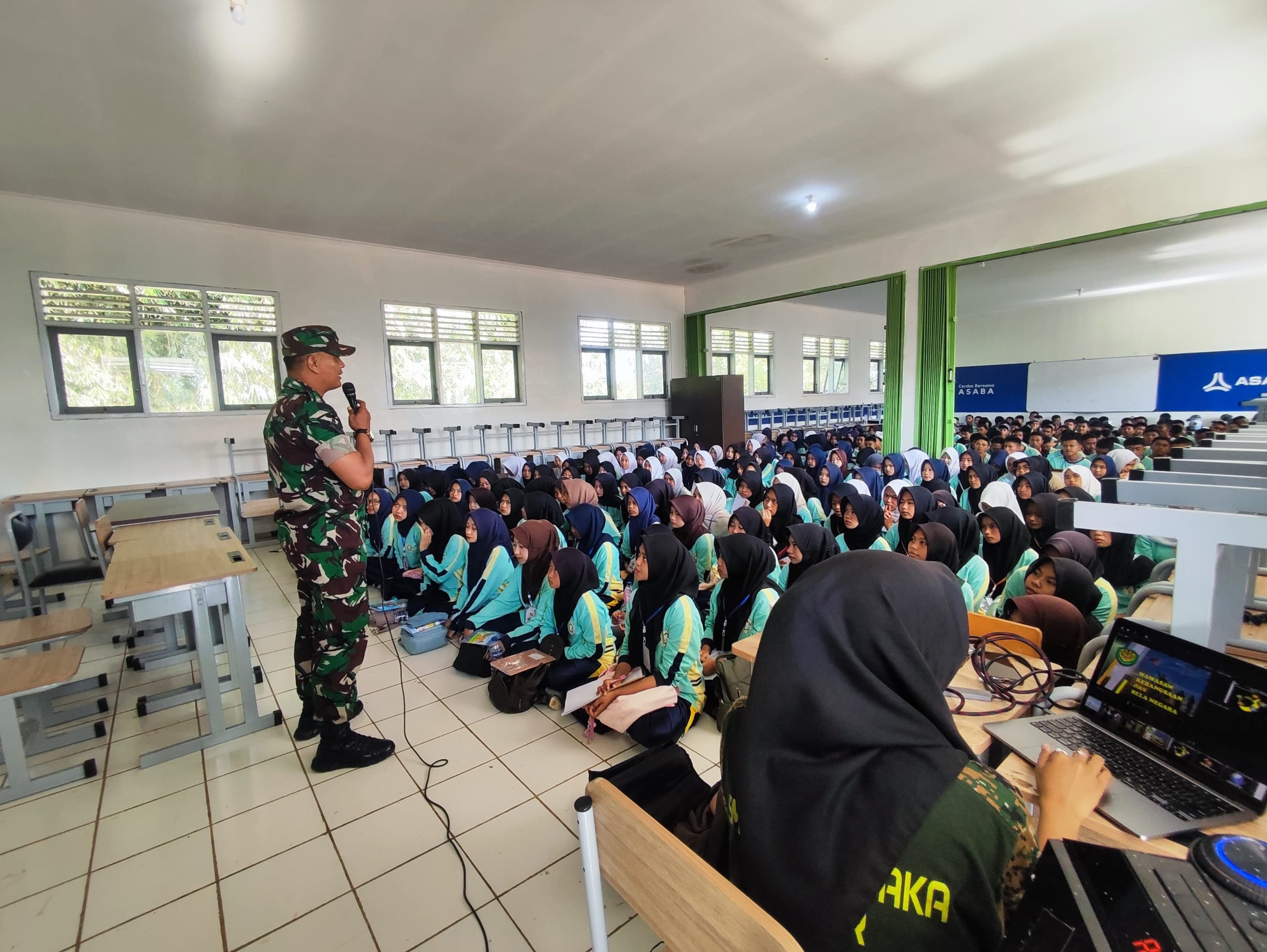 SERKA ISWADI BERIKAN MATERI WASNAB DAN PBB KEPADA SISWA MPLS SMKN 1 CAMPAKA