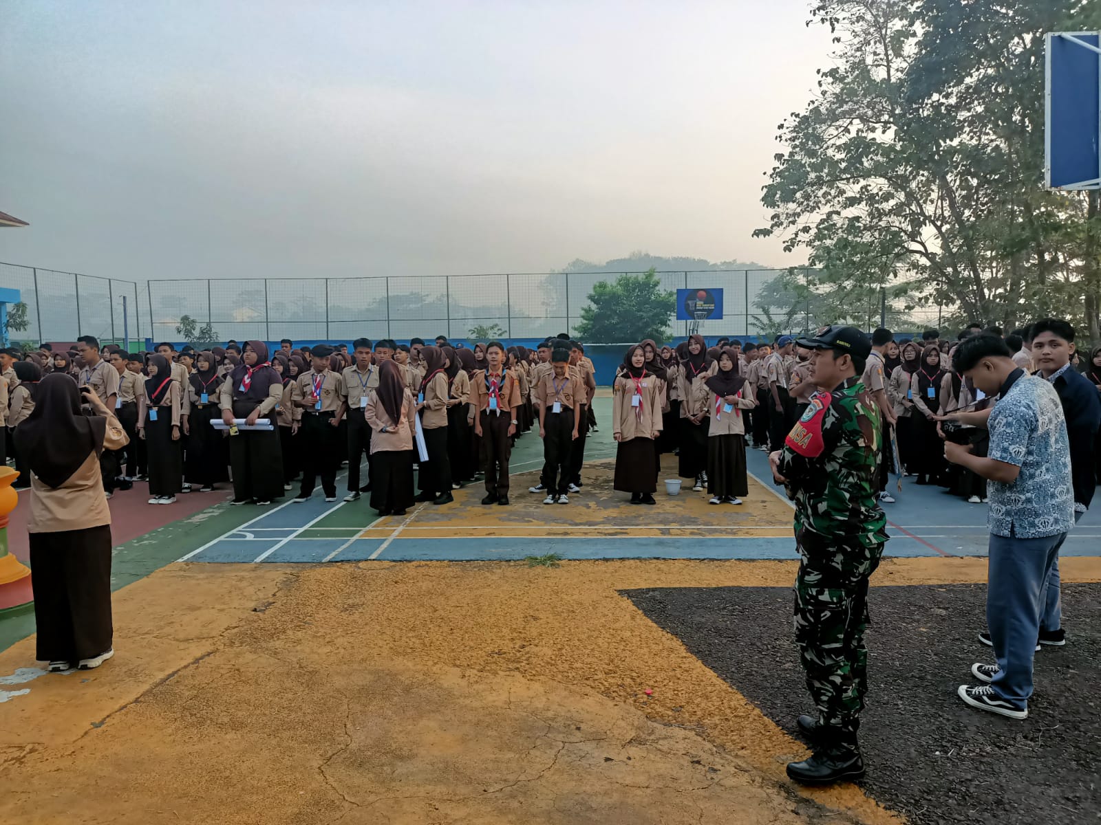ANGGOTA KORAMIL 0608-08/MANDE AKTIF MENDAMPINGI KEGIATAN MPLS DI SMA NEGRI 1 MANDE