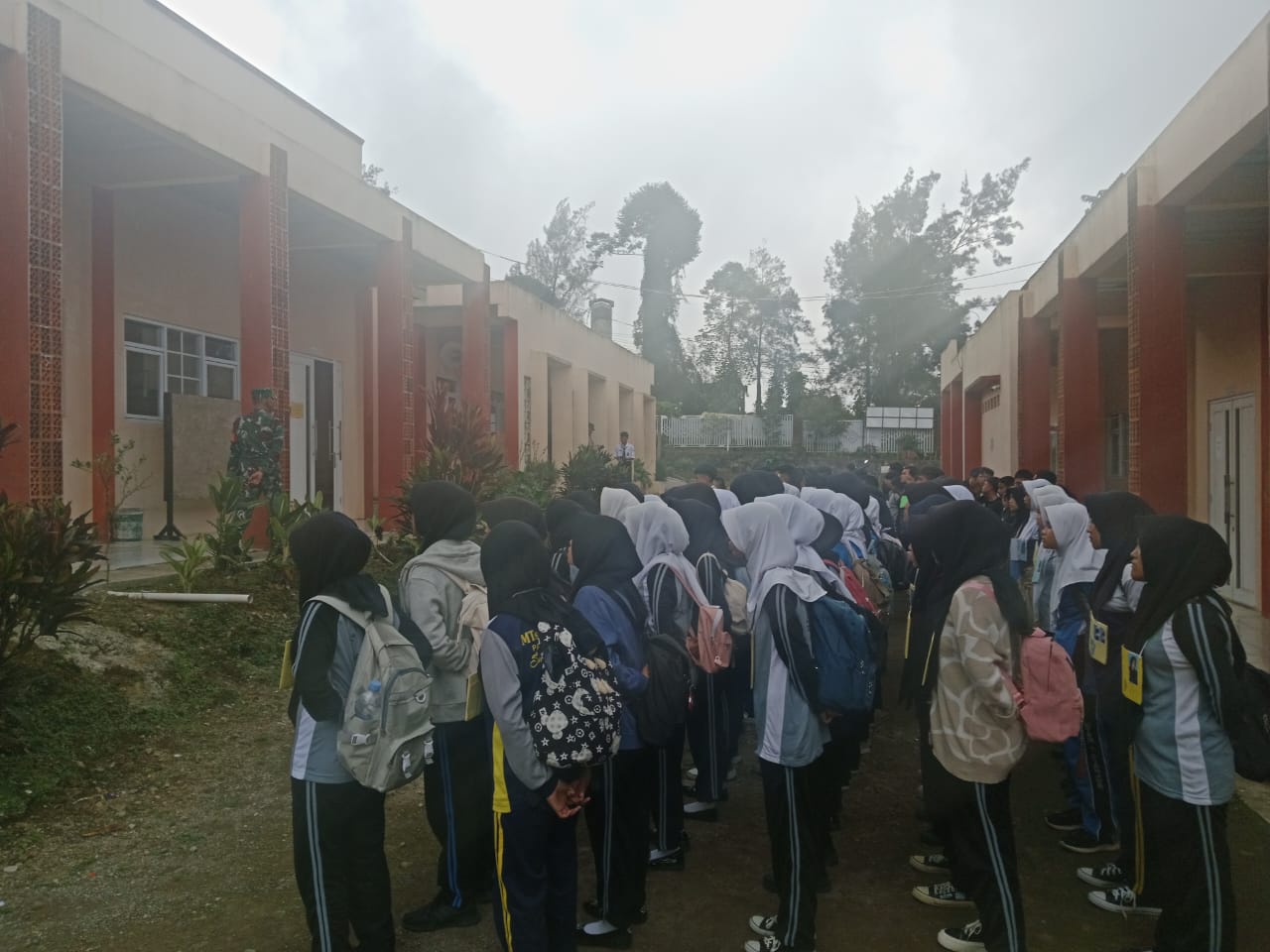 PELTU DEDI RUSTANDI ANGGOTA KORAMIL 0608-04/CIPANAS PIMPIN APEL SORE SISWA/SISWI PESERTA MPLS SMAN 1 PACET