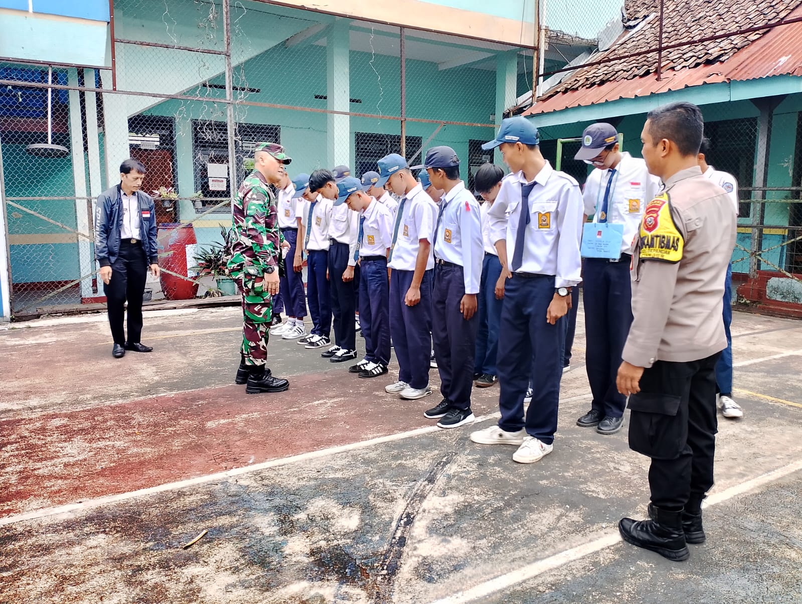 SERTU DODI PUSRIADI ANGGOTA KORAMIL 0608-01/KOTA BERIKAN MATERI MPLS DI SMA PASUNDAN 2 CIANJUR