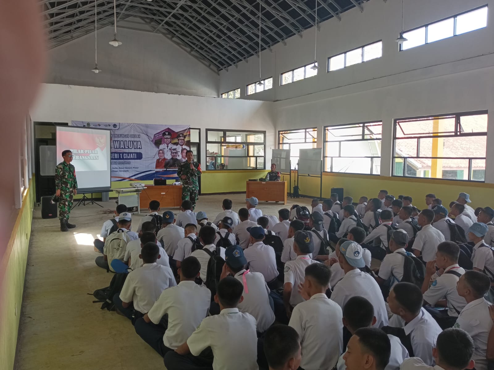 ANGGOTA KORAMIL 0608-14/KADUPANDAK BERIKAN MATERI PILAR KEBANGSAAN KEPADA SISWA-SISWI SMKN 1 CIJATI