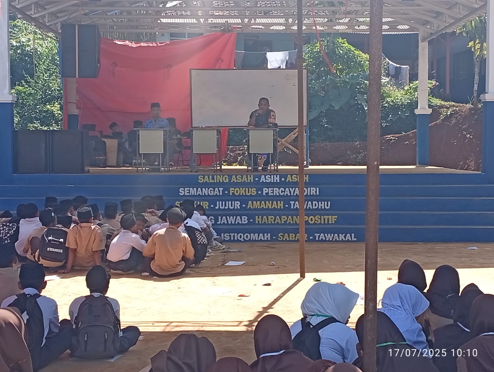 ANGGOTA KORAMIL CIBINONG MEMBERIKAN MATERI PENDIDIKAN LINGKUNGAN HIDUP KEPADA SISWA SMP ISLAM DZIAULHAQ CENDIKIA
