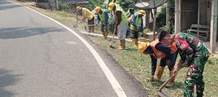 BABINSA DESA TALAGASARI SERDA SOPHYAN LAKSANAKAN KARYA BAKTI PEMBERSIHAN JALAN