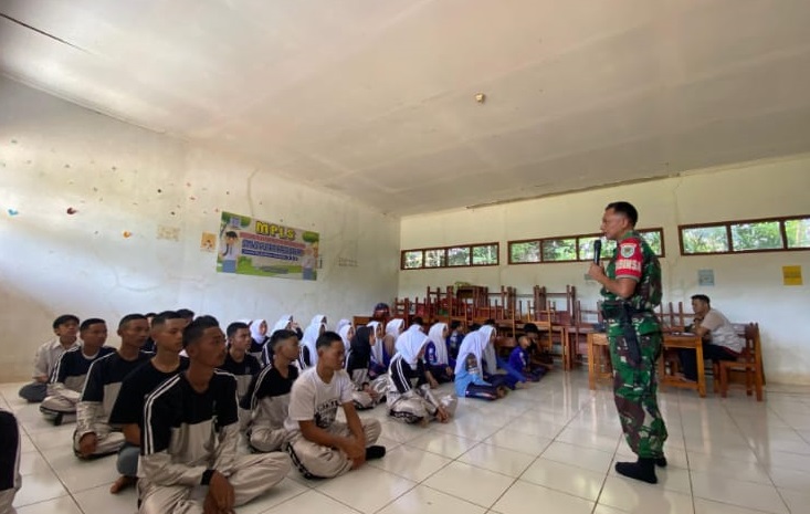 BABINSA DESA PASIRBARU SERDA EDI SUPRIYANTO BERIKAN MATERI WAWASAN KEBANGSAAN DAN LATIHAN BARIS BERBASIS KEPADA SISWA SMK PUTRA PAGELARAN