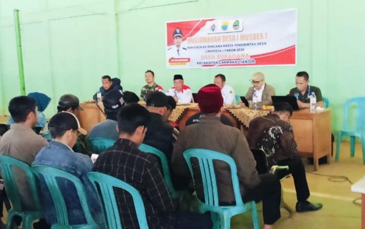 BABINSA DESA SUKADANA SERDA SOPYAN ABDUL MALIK HADIRI MUSYAWARAH DESA UNTUK MEMBANGUN KESEPAKATAN BERSAMA