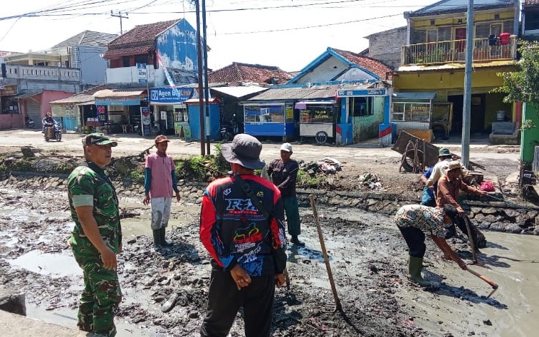 BABINSA DESA NEGLASARI SERKA EJANG NUGRAHA MONITORING KARYA BAKTI PENGERUKAN SALURAN IRIGASI