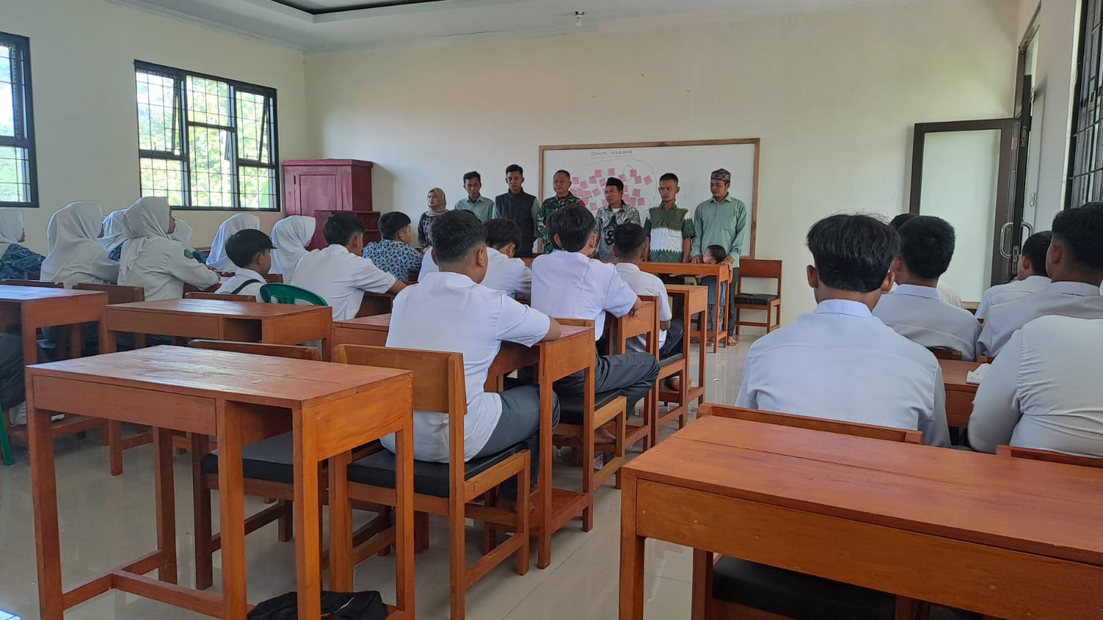ANGGOTA KORAMIL 0608-18/AGRABINTA BERIKAN MATERI PENCEGAHAN KEKERASAN DAN NAPZA KEPADA SISWA SMA JUMHURIYYAH