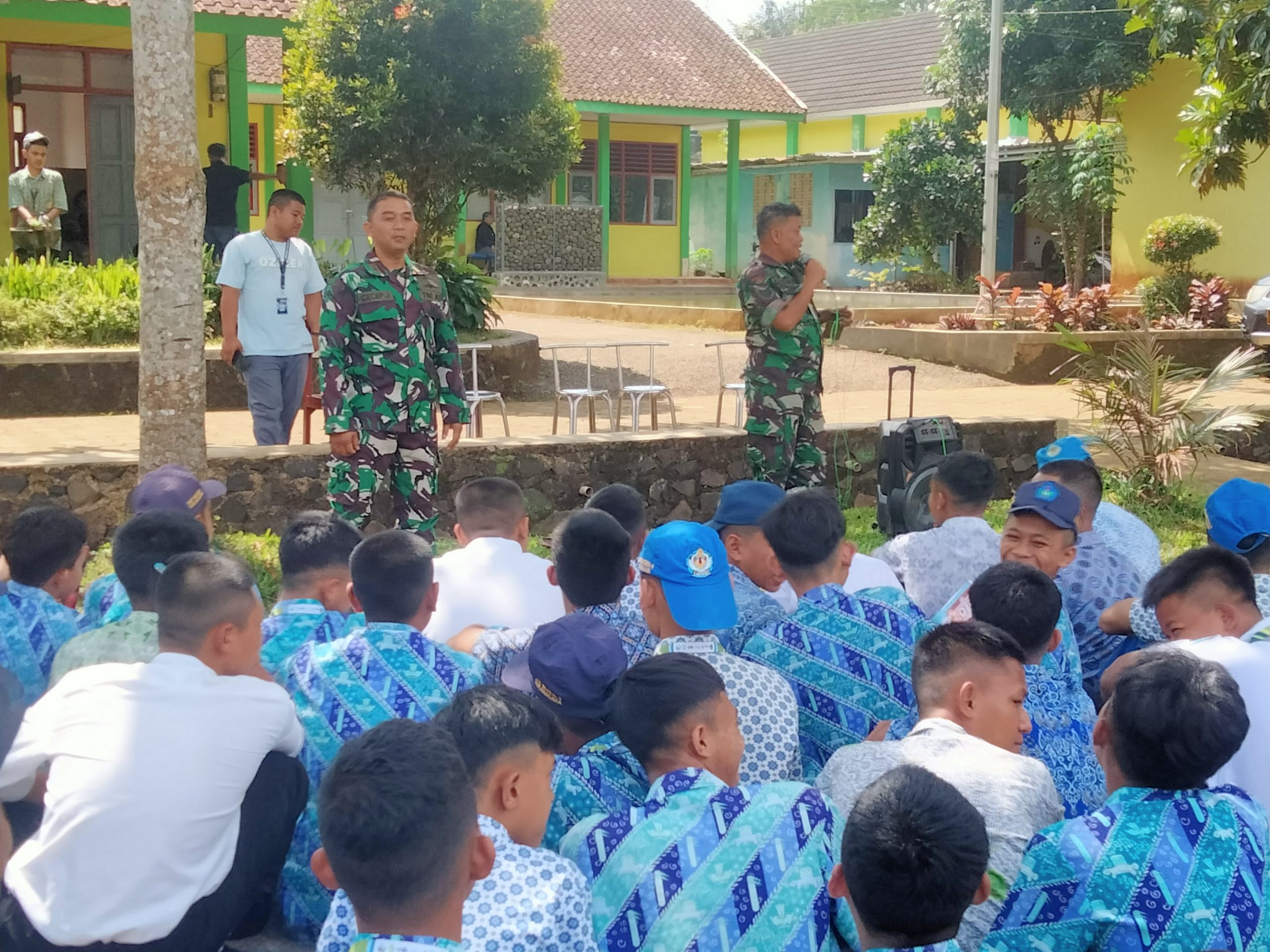 BABINSA KORAMIL 10/SUKANAGARA BERIKAN MATERI WAWASAN KEBANGSAAN KEPADA SISWA SMKN 1 SUKANAGARA